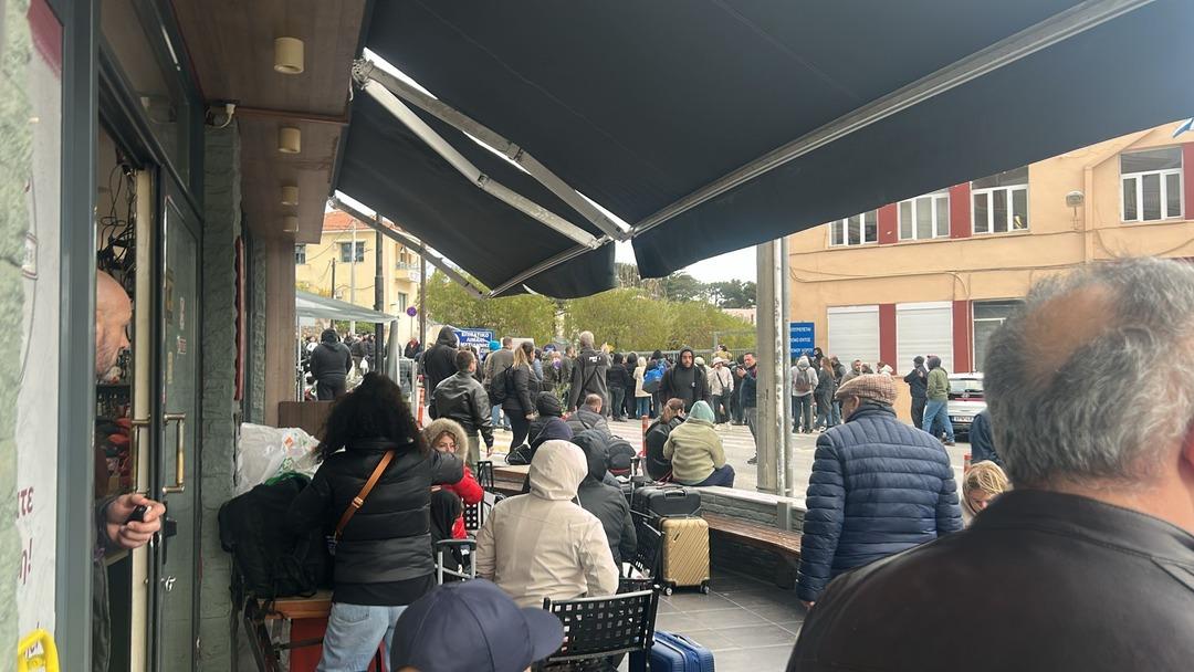 &Ccedil;ift&ccedil;ilerin eylemi nedeniyle Midilli Adası&rsquo;nda mahsur kalmışlardı! T&uuml;rk turistler yurda d&ouml;nd&uuml; 1