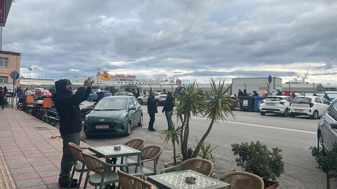 &Ccedil;ift&ccedil;ilerin eylemi nedeniyle Midilli Adası&rsquo;nda mahsur kalmışlardı! T&uuml;rk turistler yurda d&ouml;nd&uuml; 2