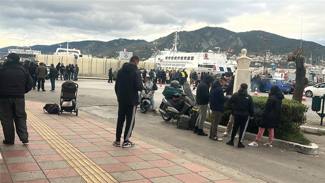 &Ccedil;ift&ccedil;ilerin eylemi nedeniyle Midilli Adası&rsquo;nda mahsur kalmışlardı! T&uuml;rk turistler yurda d&ouml;nd&uuml; 3