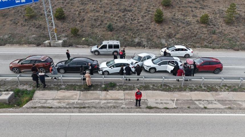 Bayram d&ouml;n&uuml;ş&uuml; zincirleme kaza: Anne ve iki &ccedil;ocuğu yaralandı