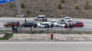 Bayram dönüşü zincirleme kaza: Anne ve iki çocuğu yaralandı
