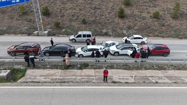 Bayram dönüşü zincirleme kaza: Anne ve iki çocuğu yaralandı