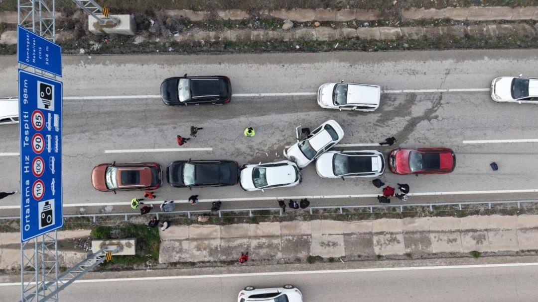 Bayram d&ouml;n&uuml;ş&uuml; zincirleme kaza: Anne ve iki &ccedil;ocuğu yaralandı 1