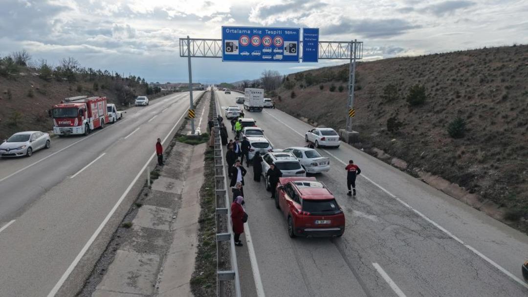 Bayram d&ouml;n&uuml;ş&uuml; zincirleme kaza: Anne ve iki &ccedil;ocuğu yaralandı 2