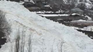 Yüksekova’da çığ paniği: Köy halkı faciadan döndü