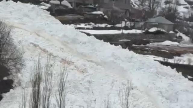 Yüksekova’da çığ paniği: Köy halkı faciadan döndü