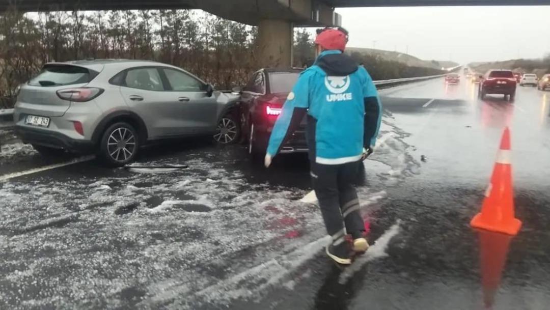 Dolu yağışı zincirleme kazaya neden oldu: 11 yaralı 1