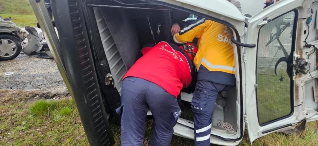 Balıkesir de meydana gelen trafik kazasında 5 kişi yaralandı 1