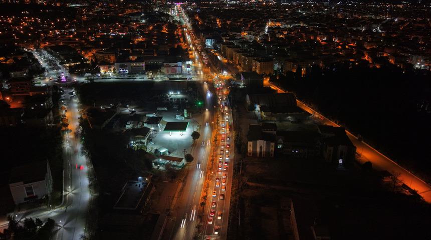 Manisa'da bayram tatilinin ikinci g&uuml;n&uuml;nde trafik yoğunluğu yaşanıyor