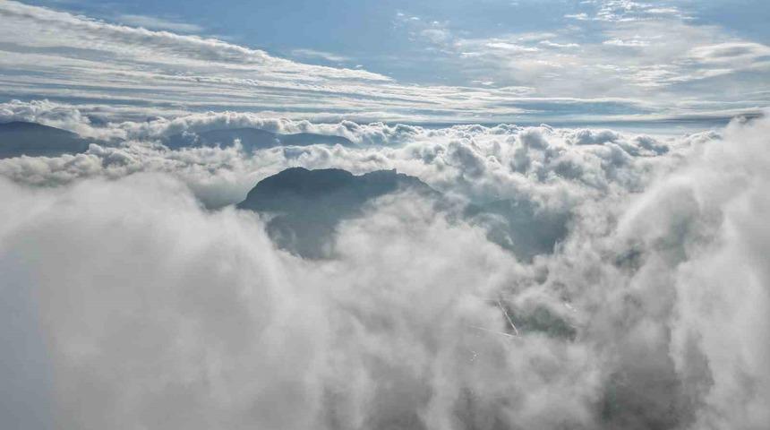 Bulutlar Kozan Kalesi&rsquo;nde dans etti, ortaya masalsı g&ouml;r&uuml;nt&uuml;ler &ccedil;ıktı