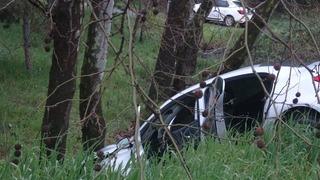 Pendik’te virajı alamayan sürücü ağaca çarptı