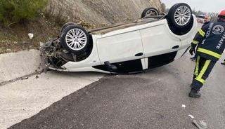 Yağış sonrası kayganlaşan yolda savrulan ara&ccedil; takla attı