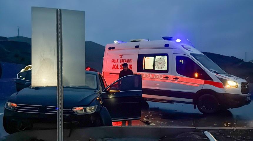 Bitlis'te ref&uuml;je &ccedil;arpan otomobildeki 4 kişi yaralandı