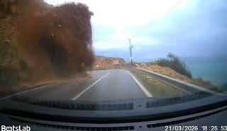 Aracıyla heyelanın altında kaldı! Korkun&ccedil; anlar saniye saniye kamerada