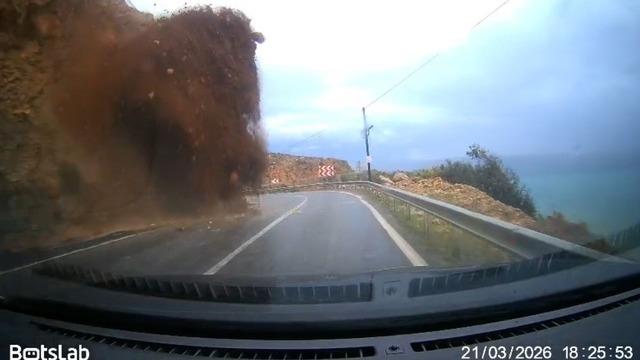 Aracıyla heyelanın altında kaldı! Korkunç anlar saniye saniye kamerada