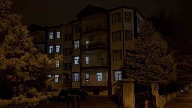 Asans&ouml;rde mahsur kaldılar, eve gelince hastanelik oldular 2