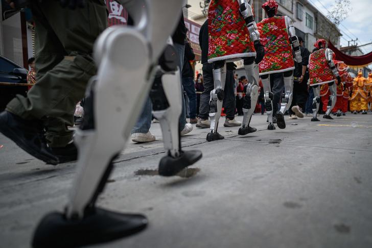 Robotlar sokağa böyle çıktı! Görenler dönüp bir daha baktı... G1