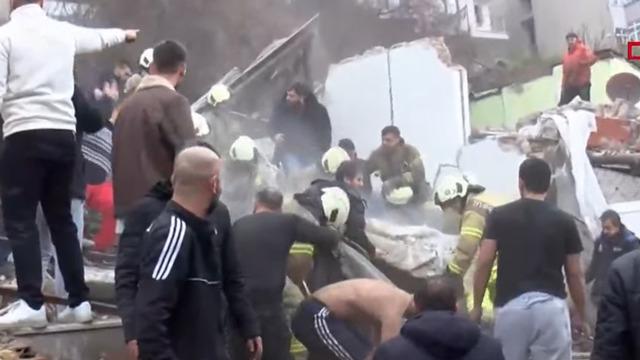 Son dakika| İstanbul Fatih'te iki bina çöktü! Vali Davut Gül patlamanın nedenini açıkladı: 1 kişi hayatını kaybetti