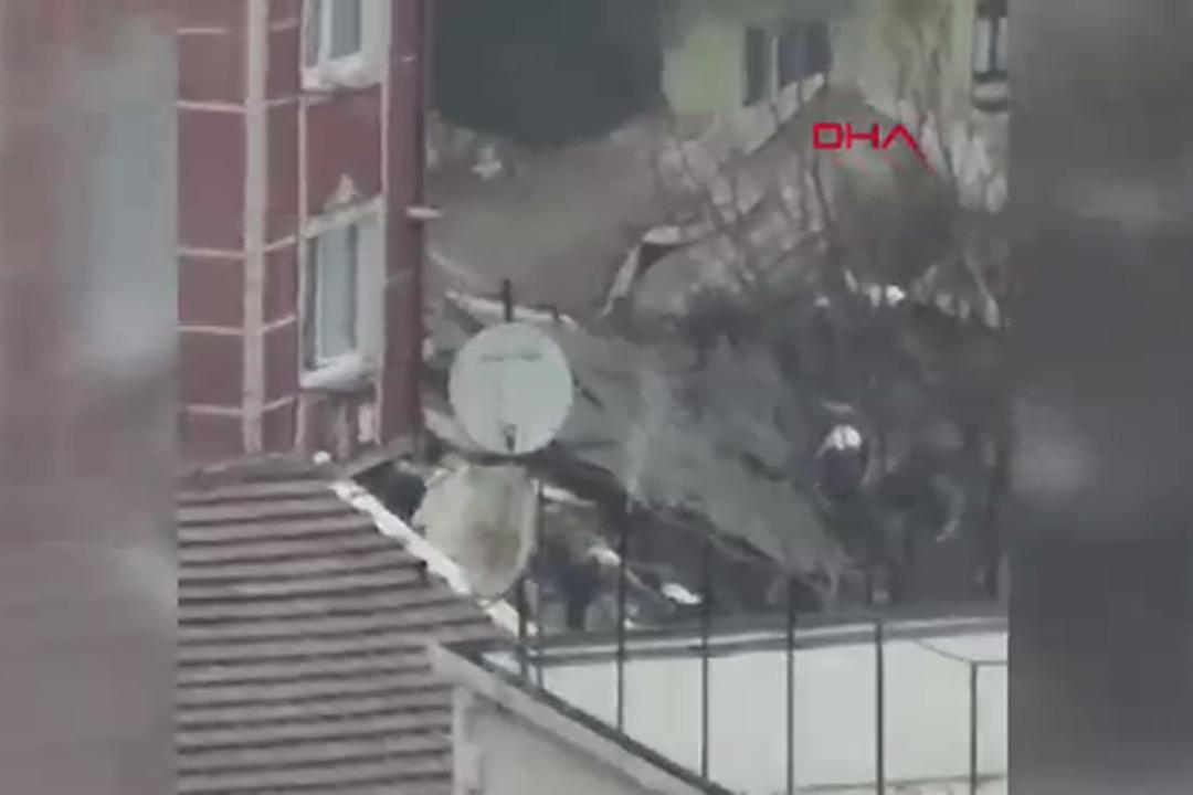 SON DAKİKA| İstanbul Fatih te 2 bina &ccedil;&ouml;kt&uuml;! 9 kişi g&ouml;&ccedil;&uuml;k altında kaldı, 7 kişi hastaneye kaldırıldı 2