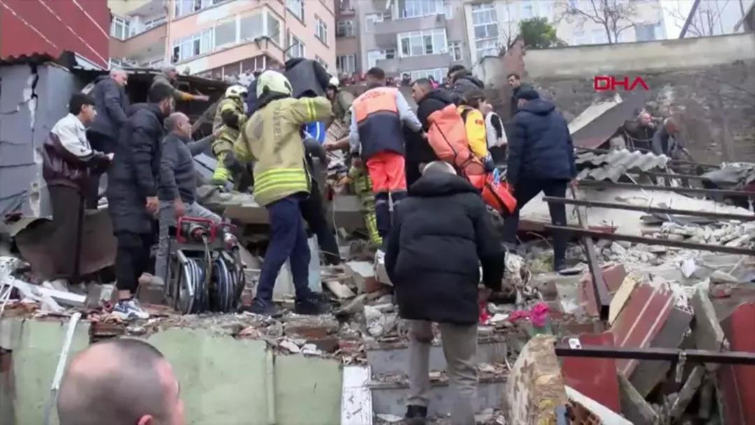 Son dakika| İstanbul Fatih te iki bina &ccedil;&ouml;kt&uuml;! Vali Davut G&uuml;l patlamanın nedenini a&ccedil;ıkladı 1