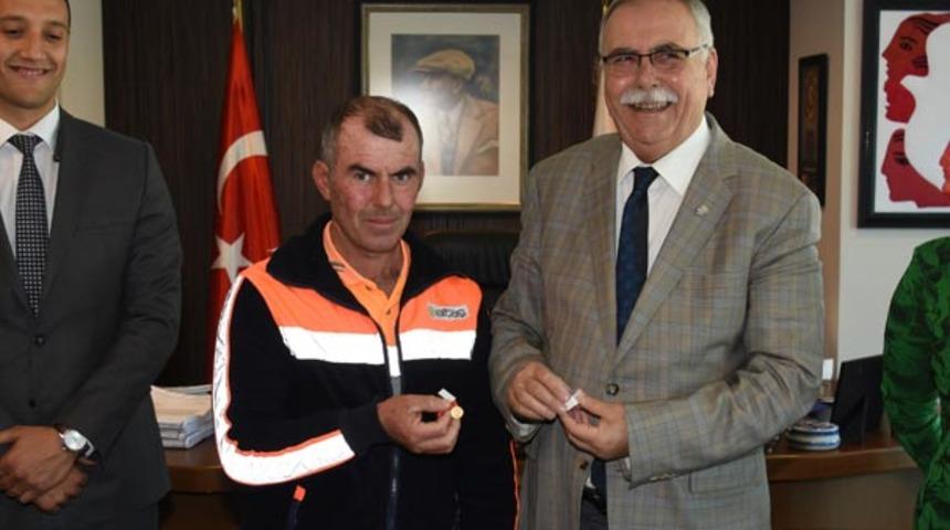 T&uuml;rk bayrağını &ccedil;&ouml;pten alan iş&ccedil;i &ouml;d&uuml;llendirildi