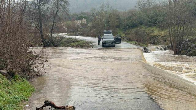 Çanakkale’de köy yolu sağanak yağış sonrası kapandı, bir araç suya kapıldı