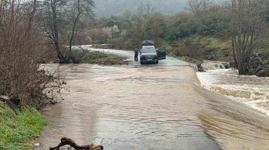 &Ccedil;anakkale&rsquo;de k&ouml;y yolu sağanak yağış sonrası kapandı, bir ara&ccedil; suya kapıldı