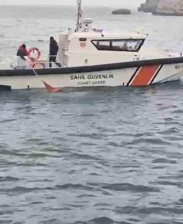 Bartın&rsquo;da kıyafetleriyle denize giren kadını sahil g&uuml;venlik ekipleri kurtardı 2