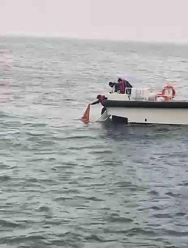 Bartın&rsquo;da kıyafetleriyle denize giren kadını sahil g&uuml;venlik ekipleri kurtardı 1