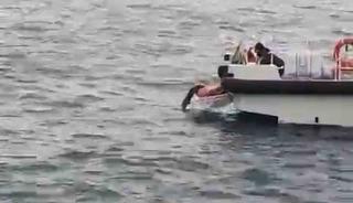 Kıyafetleriyle denize girdi! Sahil g&uuml;venlik ekipleri kurtardı