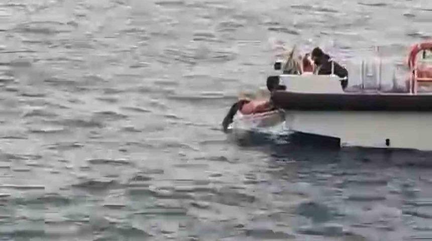 Bartın&rsquo;da kıyafetleriyle denize giren kadını sahil g&uuml;venlik ekipleri kurtardı