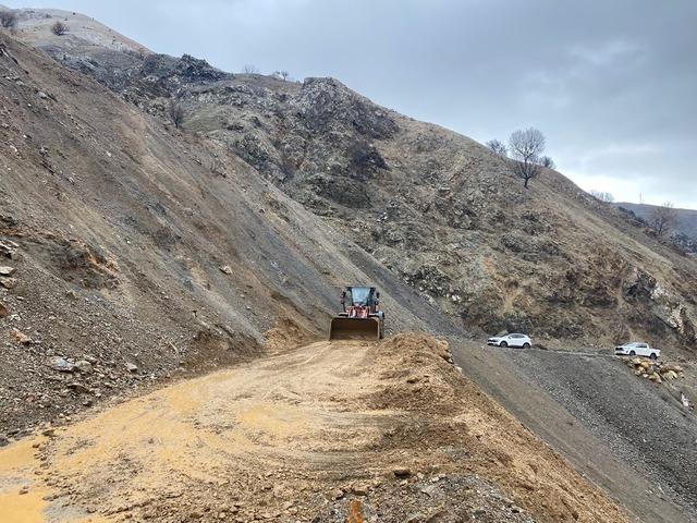 Sason&rsquo;da heyelan nedeniyle ulaşıma kapanan k&ouml;y yolu ulaşıma a&ccedil;ıldı 1