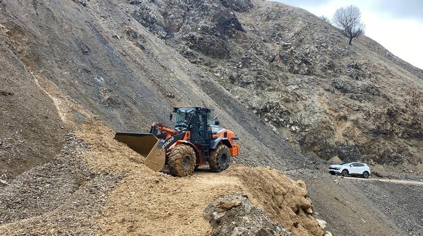 Sason&rsquo;da heyelan nedeniyle ulaşıma kapanan k&ouml;y yolu ulaşıma a&ccedil;ıldı