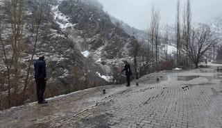 Sağanak k&ouml;y&uuml;n bir b&ouml;l&uuml;m&uuml;n&uuml; &ccedil;&ouml;kertti! Evler boşaltıldı