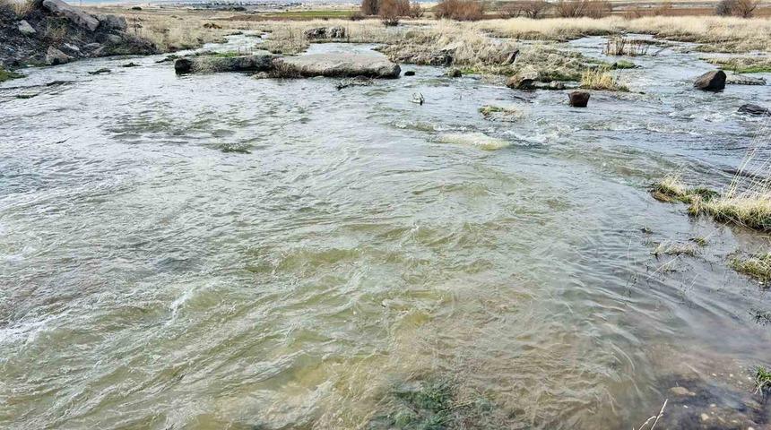 Kayseri&rsquo;nin bir il&ccedil;esinde baharın habercisi derede suları akmaya başladı