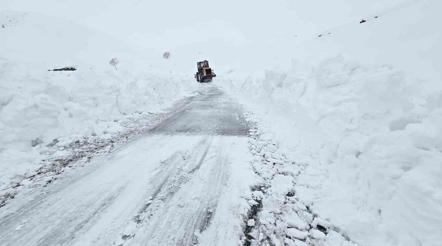 Hakkari&rsquo;de 13 k&ouml;y ve 32 mezra yolu ulaşıma kapandı