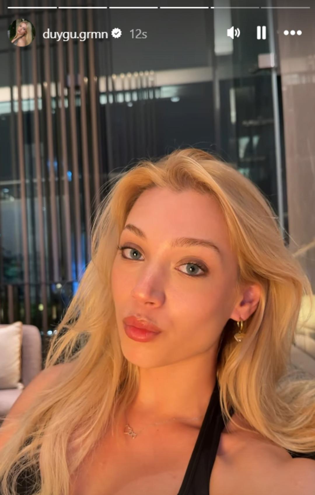 Duygu G&uuml;rman o &uuml;lkede mahsur kaldı! 4 u&ccedil;ak bileti iptal oldu 2