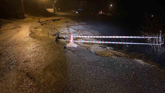 Sağanak nedeniyle yol çöktü, 11 köy yolu ulaşıma kapandı