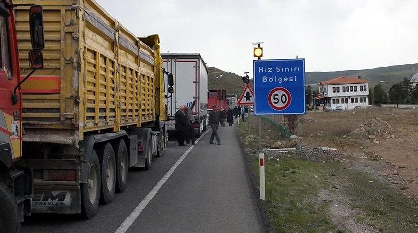 Yozgat’ta 10 yaşındaki çocuk hafriyat kamyonunun altında can verdi! Öfkeli mahalleli karayolunu kapattı!