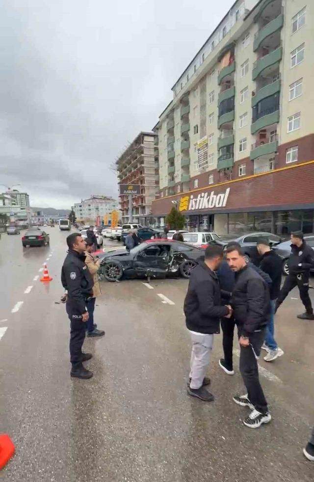 Elazığ’da otomobil park halindeki 4 araca çarptı 2