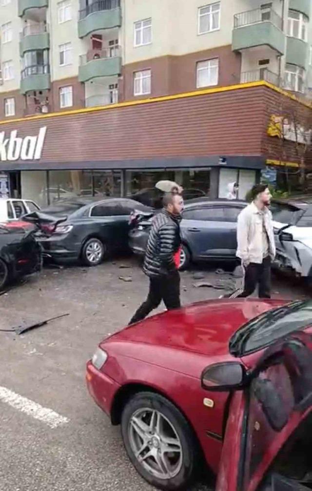 Elazığ’da otomobil park halindeki 4 araca çarptı 1