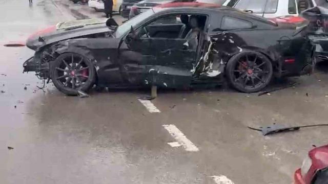 Elazığ’da otomobil park halindeki 4 araca çarptı