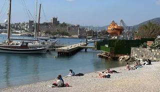 Bodrum'da bayramın son g&uuml;n&uuml;nde tatilciler plajlarda zaman ge&ccedil;irdi