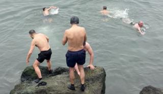 10 derece sıcaklıkta denize girdiler