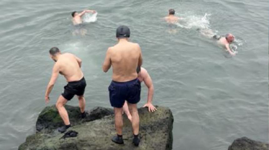 10 derece sıcaklıkta denize girdiler