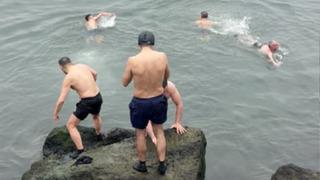 10 derece sıcaklıkta denize girdiler