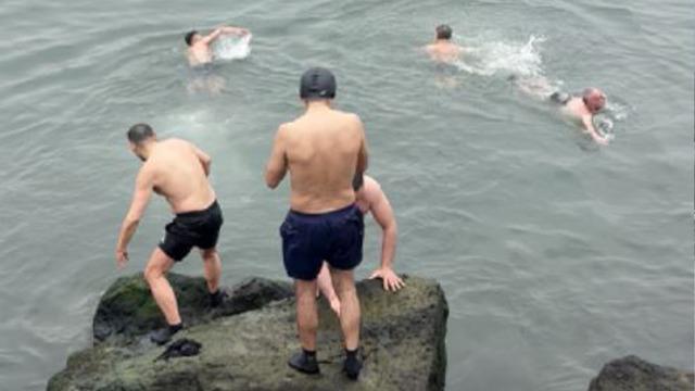 10 derece sıcaklıkta denize girdiler