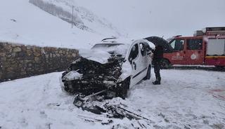 Hakkari'de hafif ticari ara&ccedil;la kamyonet &ccedil;arpıştı: 1 &ouml;l&uuml;, 7 yaralı