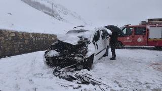 Hakkari'de hafif ticari araçla kamyonet çarpıştı: 1 ölü, 7 yaralı