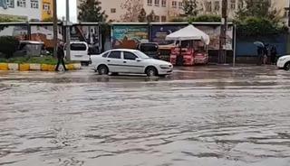 Kızıltepe&rsquo;de sağanak nedeniyle cadde ve sokaklar g&ouml;le d&ouml;nd&uuml;